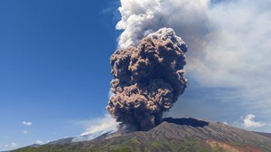 El volcán Etna entró en erupción: arrojó una enorme nube de cenizas, rocas y gases y hubo alerta máxima en Sicilia