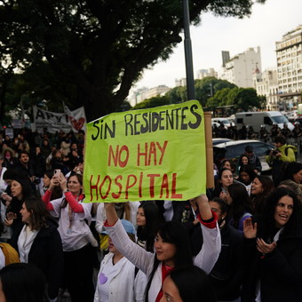 Javier Milei y sus medidas, EN VIVO: polémica por la filtración oficial de un anuncio para los residentes del Hospital Garrahan que al final nunca llegó